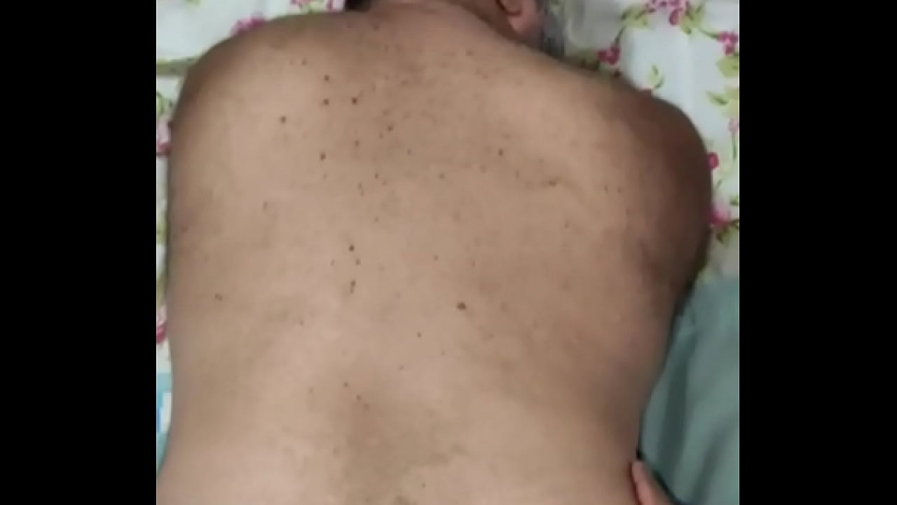 eu de quatro para o urs&atilde;o pirocudo levando a Tora gostosa dentro