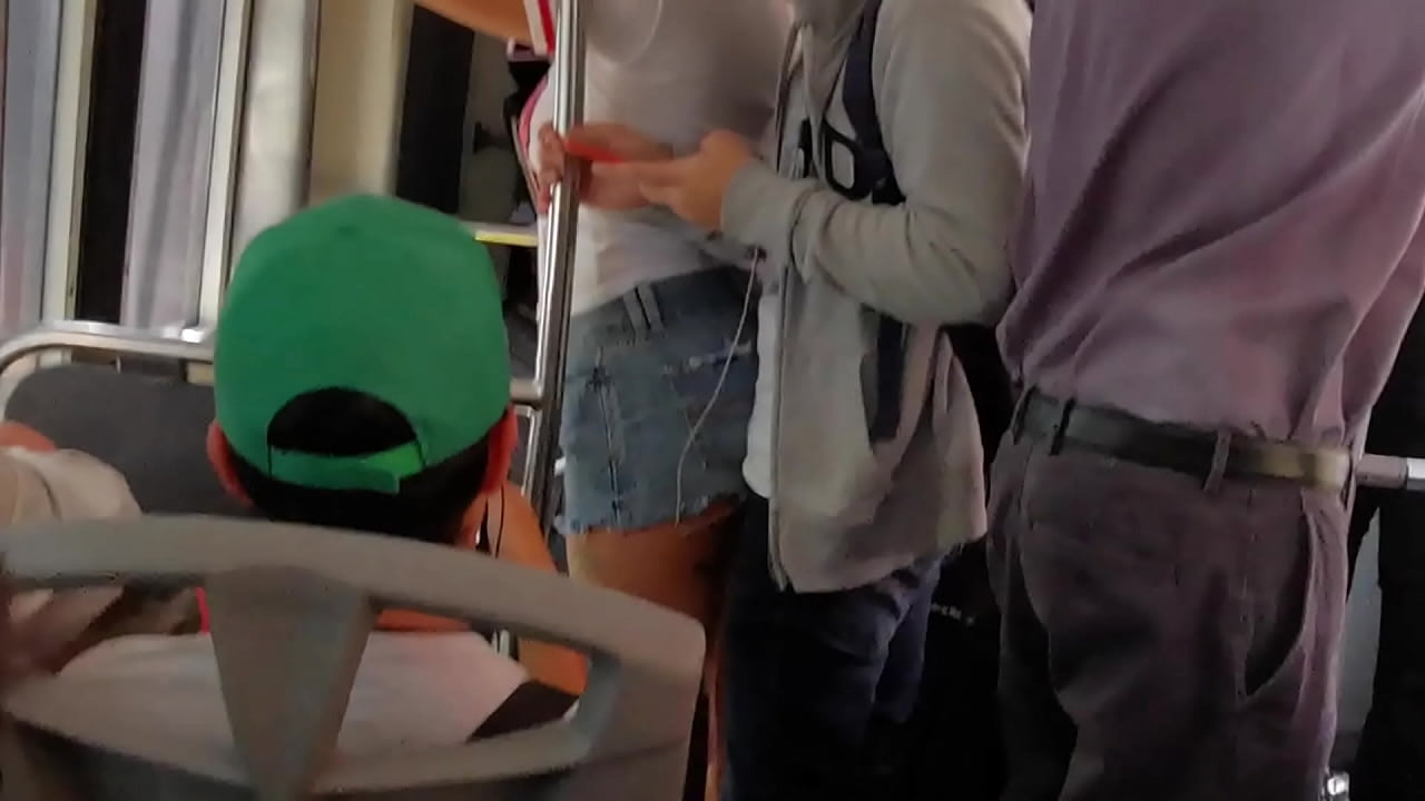 Arrimones en el transporte publico, se salen de control y termino brincando encima de su verga