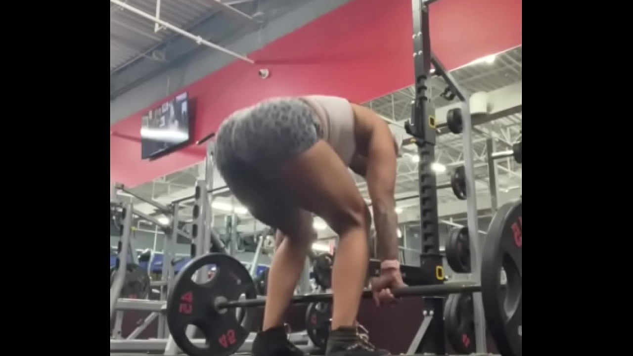 Muscle mommy working out