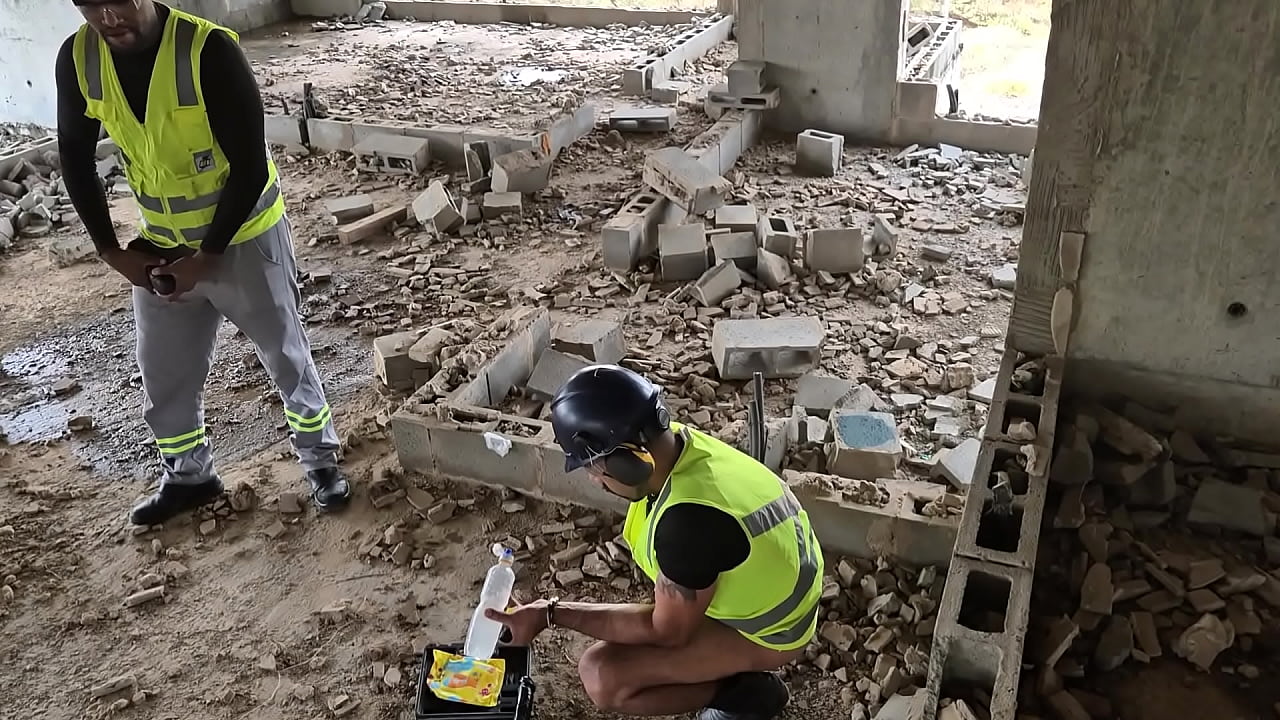 Sozinhos na obra os eletricista safados brincam com pinto de borracha