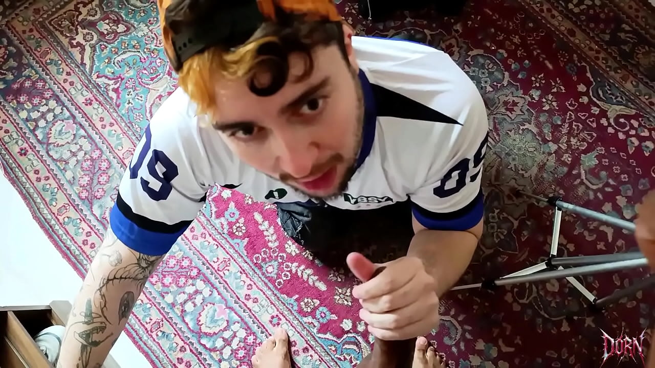 vizinho h&eacute;tero me mandou pegar a&ccedil;&uacute;car na cozinha, me virei e ele p&ocirc;s a rola pra fora (COMPLETO NO RED)