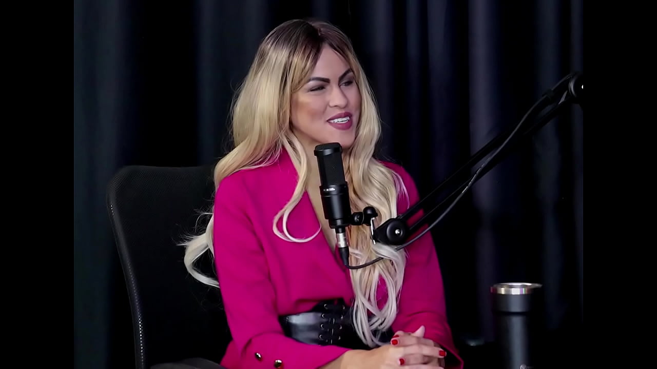 Grava bastante fetiches, teve experi&ecirc;ncia com mulher em atendimento, se cansou de levar chifres e decidiu voltar ao porn&ocirc; com o marido - Angel Baronesa (SHEER/RED)