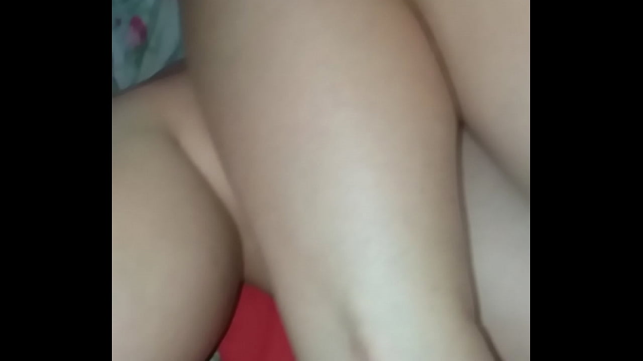 Relaxando no sof&aacute; e alisando a esposa