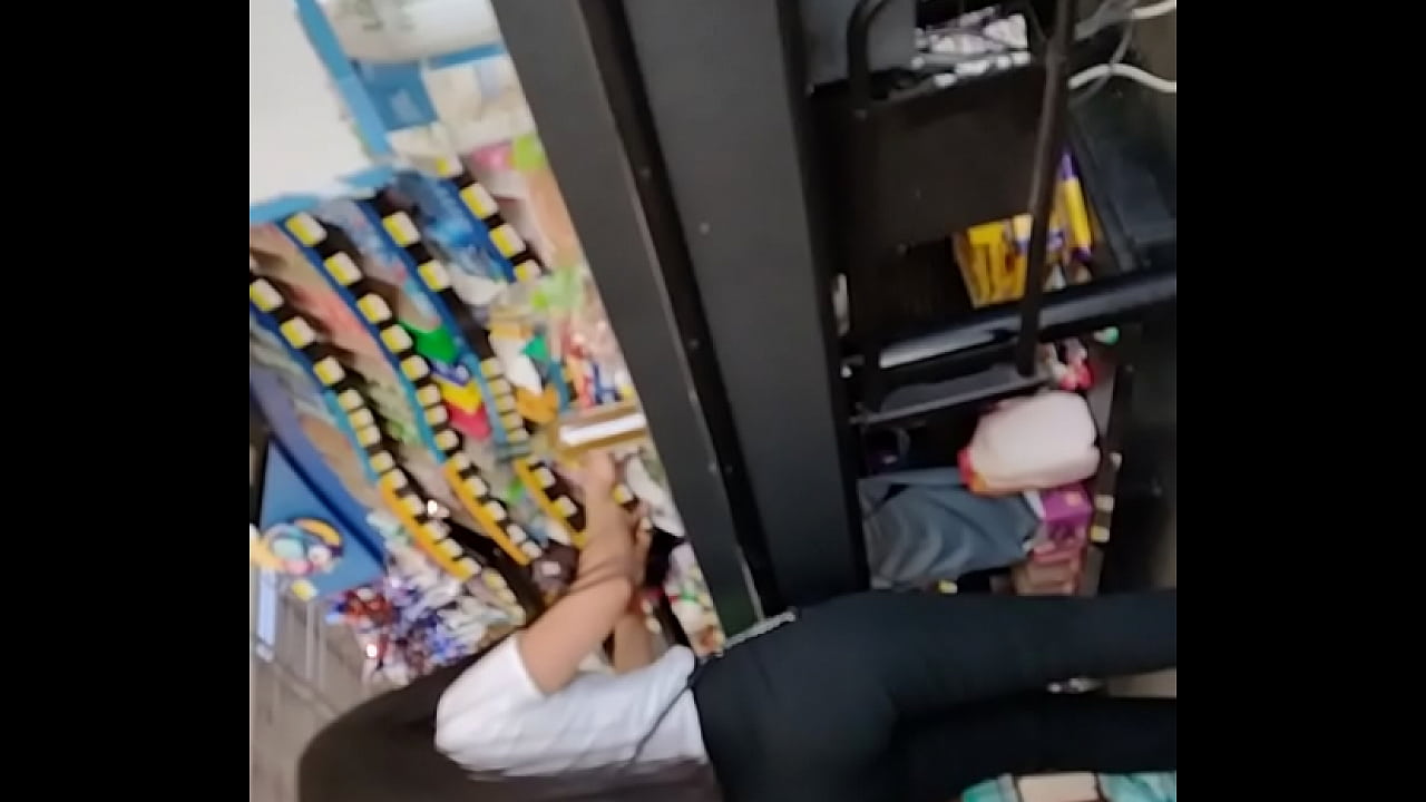 Chica con buen culo en supermercado