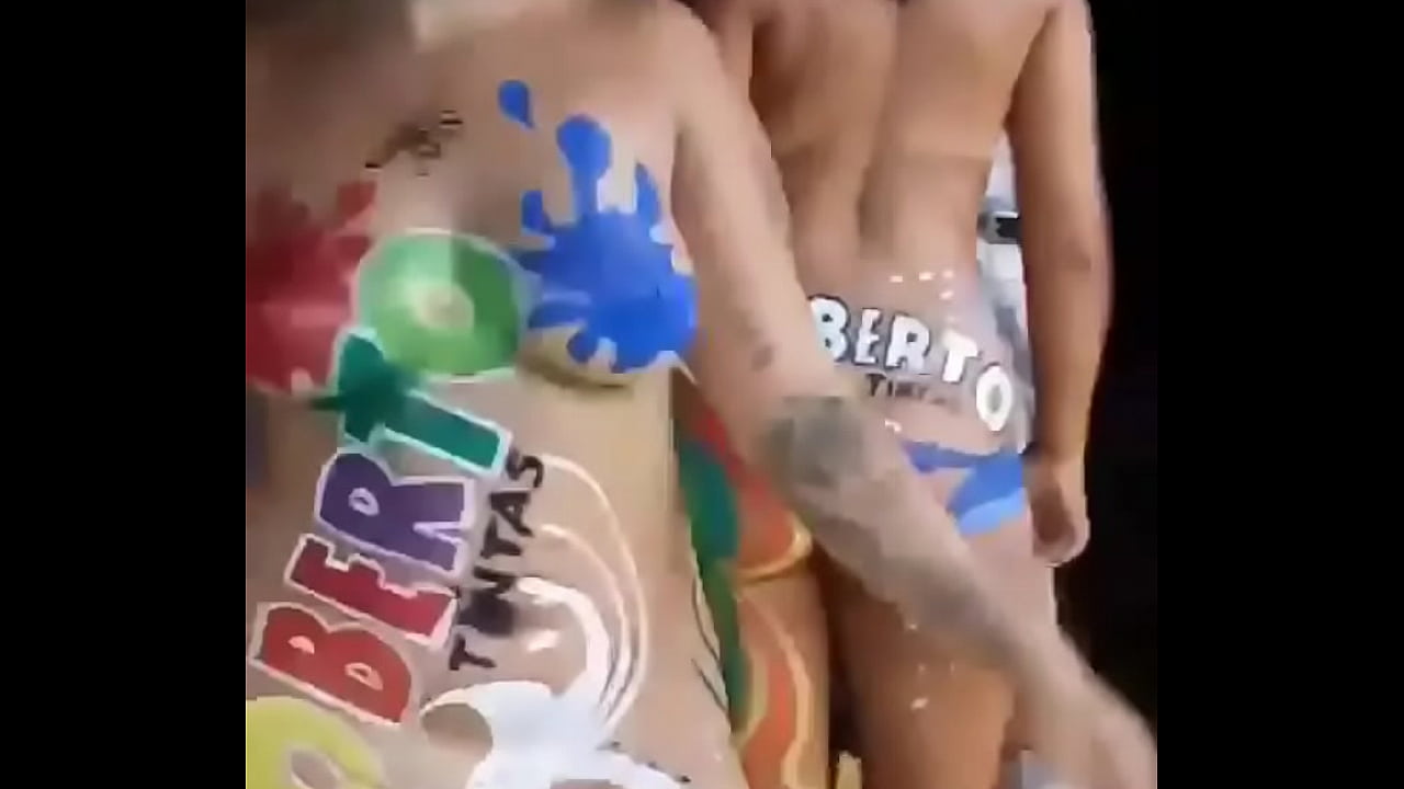 Saveiro com rabudas dan&ccedil;ando