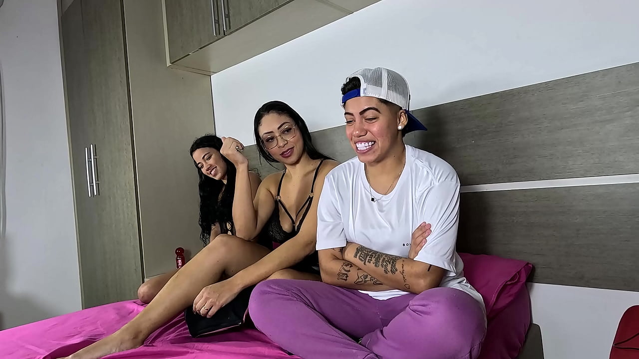 Com duas novatas na cama entrou a terceira e o camera a&iacute; virou orgia - Bibi Mendes - Cristal Ortega