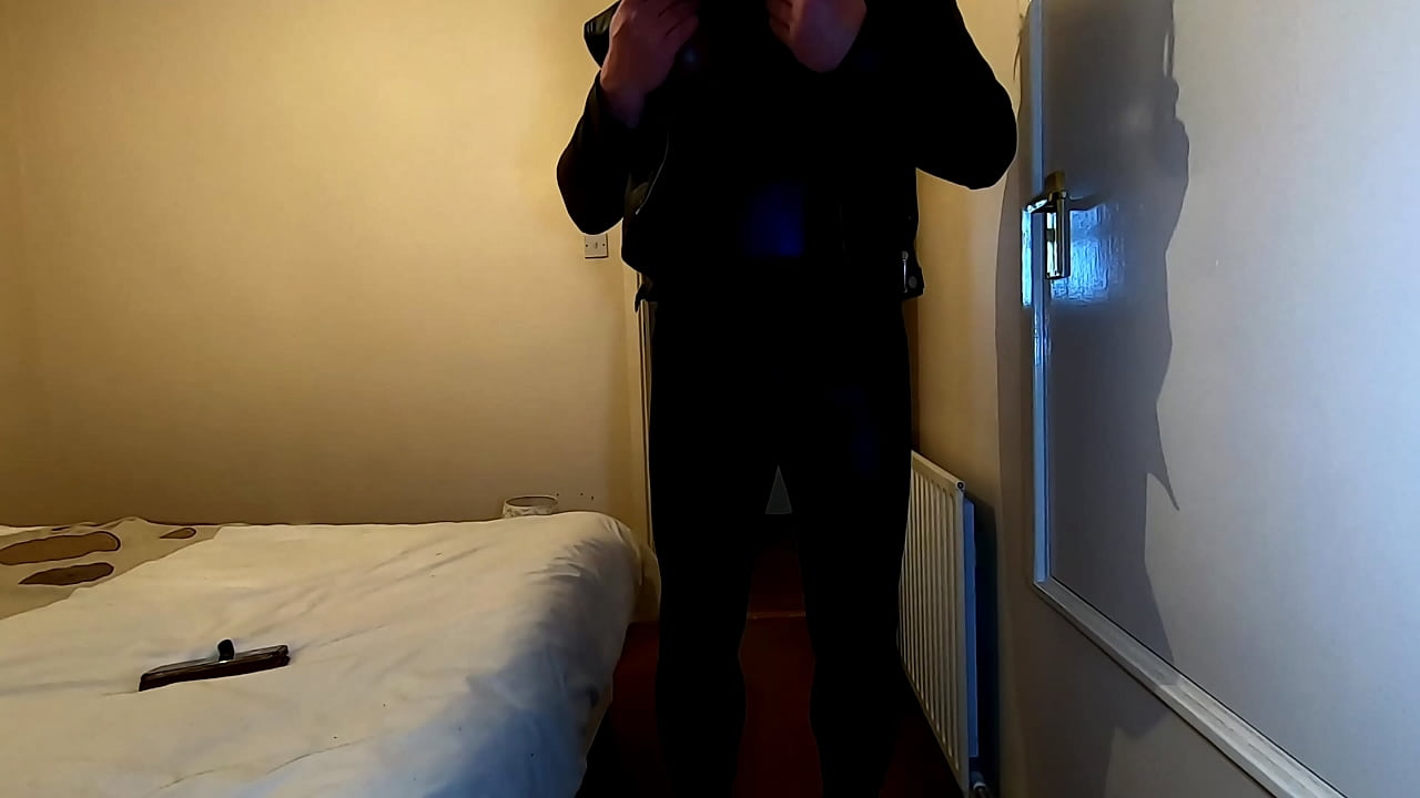 kelly cd playing in wet look leggings and cuming