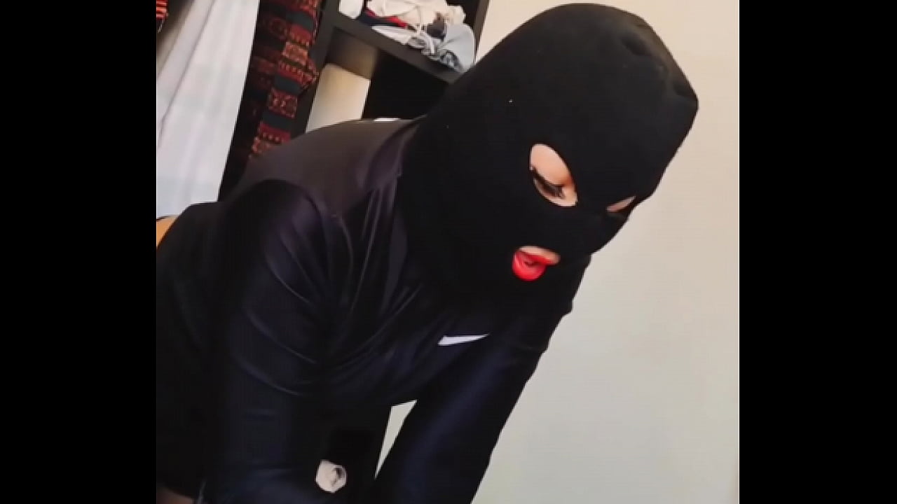 Ladrona se mete a robar y termina calent&aacute;ndose viendo mi verga