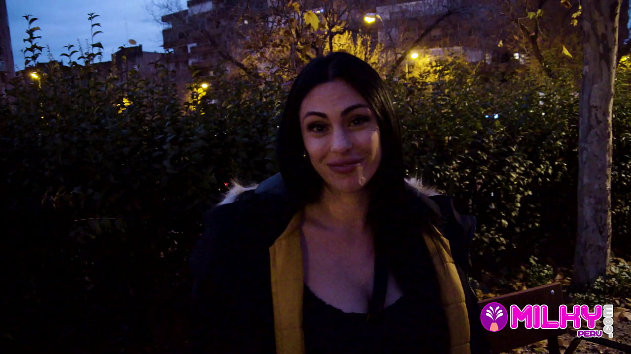 Tetona cachonda llama a su exnovio mientras un desconocido le chupa el co&ntilde;o en el parque