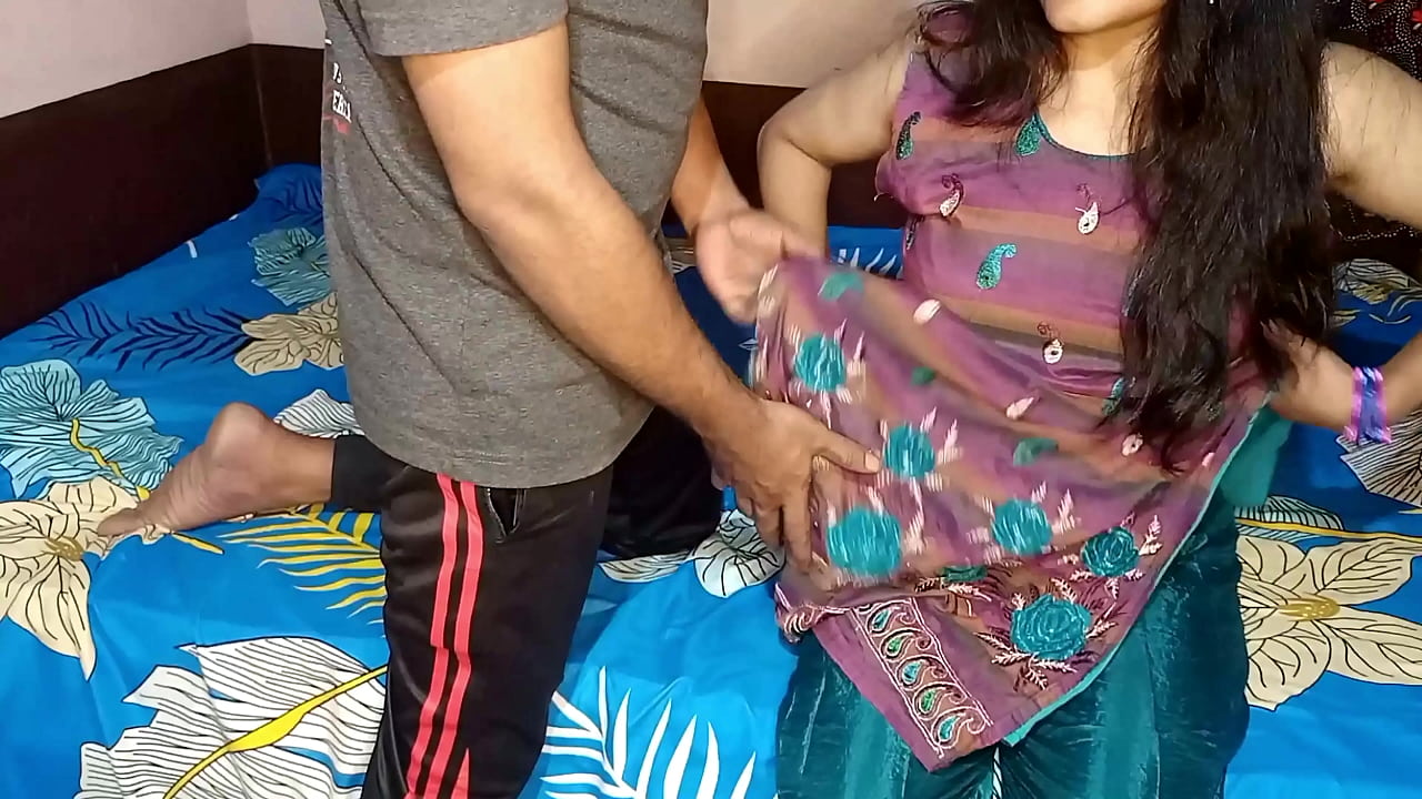 Aunty fucks when uncle goes to work - Fucking Village milf wife