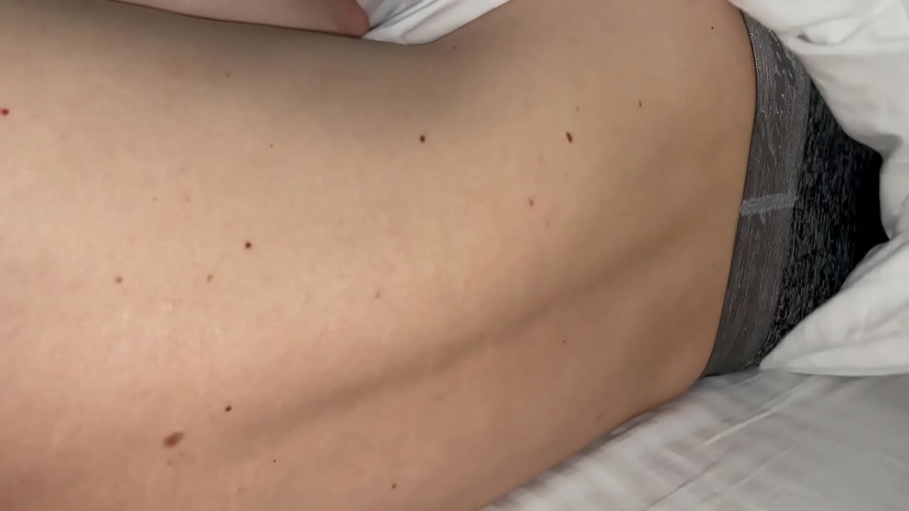 Кончаю от руки парня, а потом ему на жопу