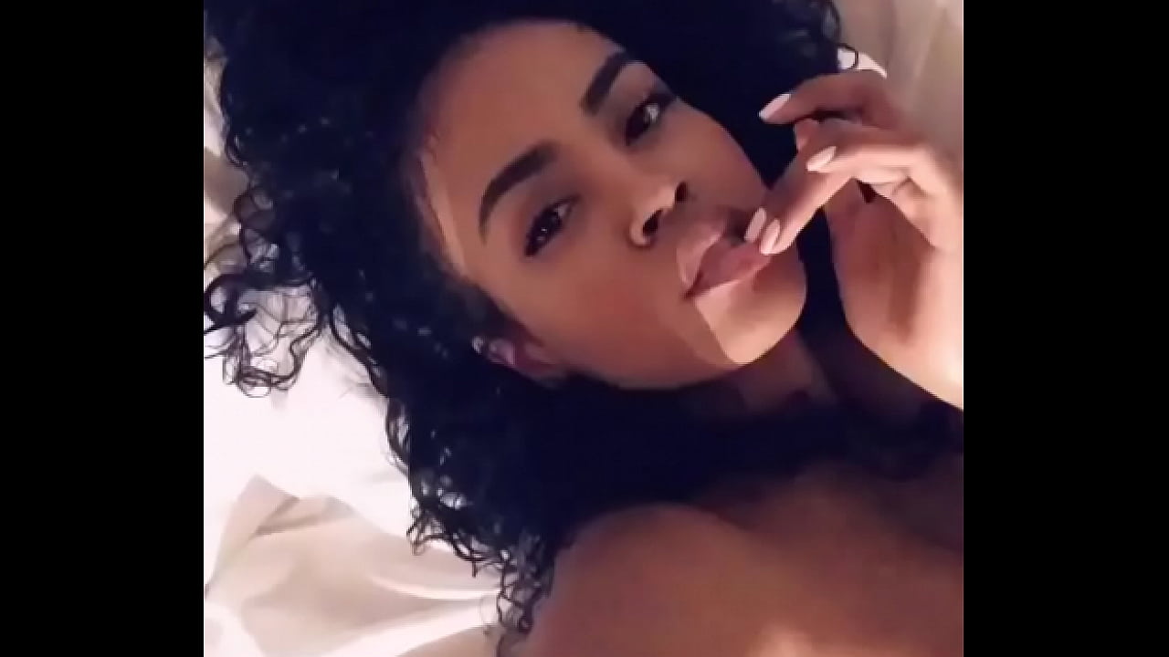 Gostosa se masturbando se exibindo