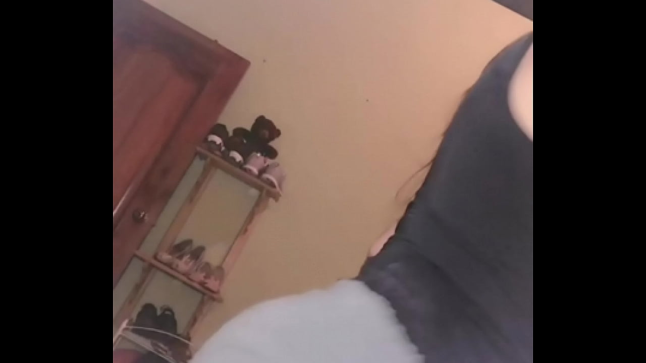 Ecuatoriana haciendo twerking