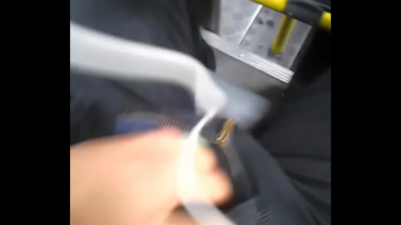 ense&ntilde;ando mi pene en transporte p&uacute;blico