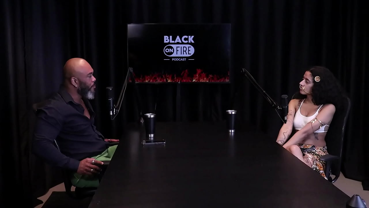 Safada most as tatuagens nos itos depois de falar que valoriza suas quenas conquistas, gosta de enfiar o dedo no cu, de tapas, refere boquete - Bibi Houni (WATCH ON: SHEER/RED)