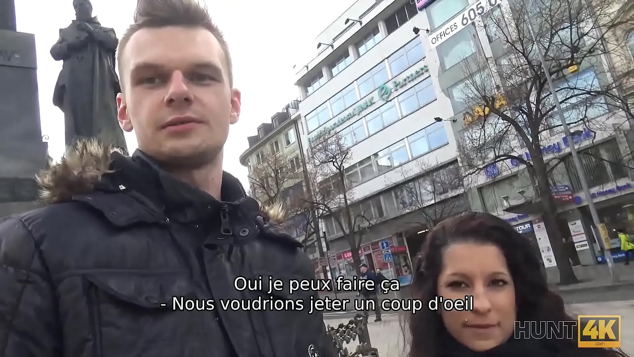 HUNT4K. L'homme capture sur la cam&eacute;ra comment il baise la mignonne pr&egrave;s de son petit ami