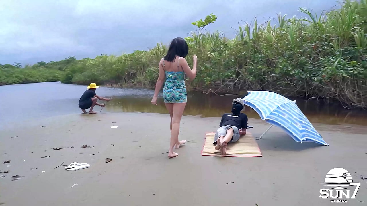 A puta safada da MARY LUTHAY aprontando com os rapazes com direito a CUZINHO sendo FODIDO! - Turma do Sexo