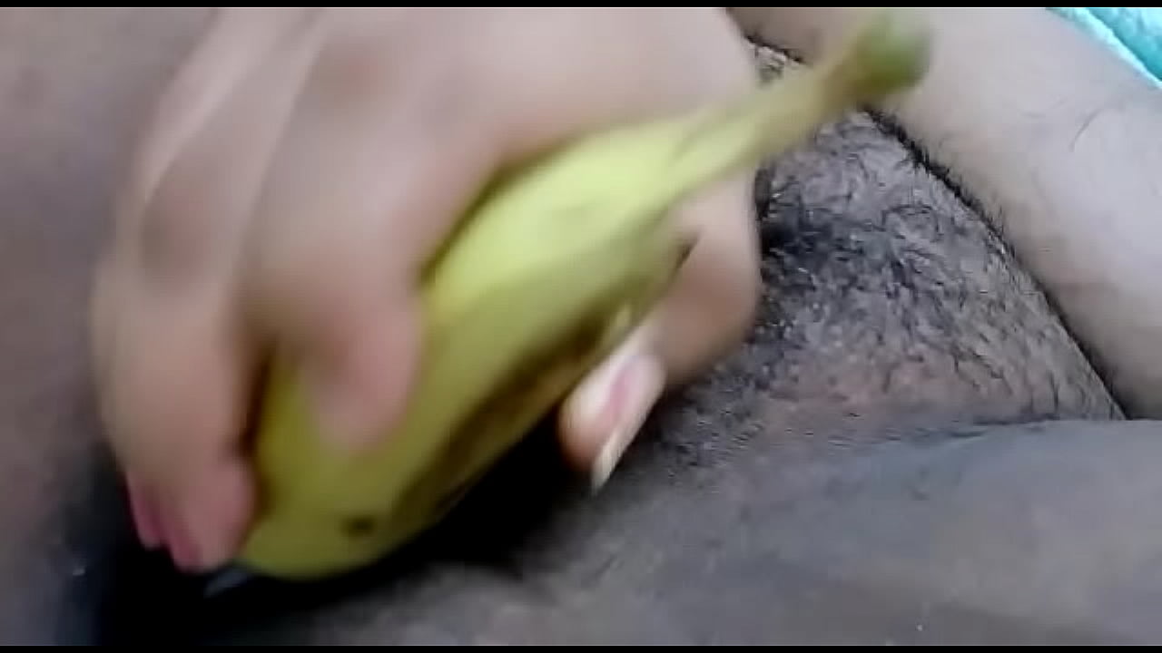 Banana dentro da buceta gozada