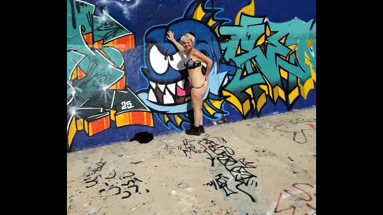 Petite exhib sexy sur une digue