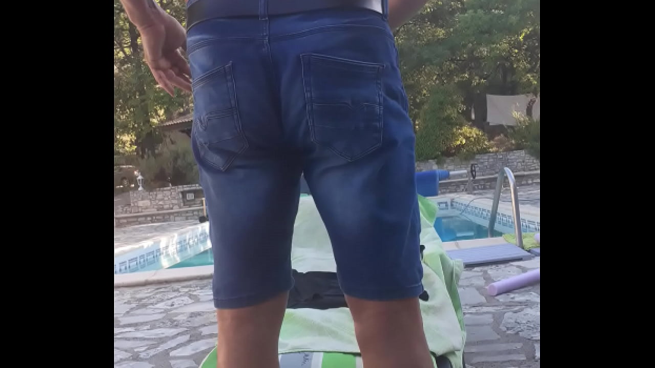 Striptease au bord de la piscine