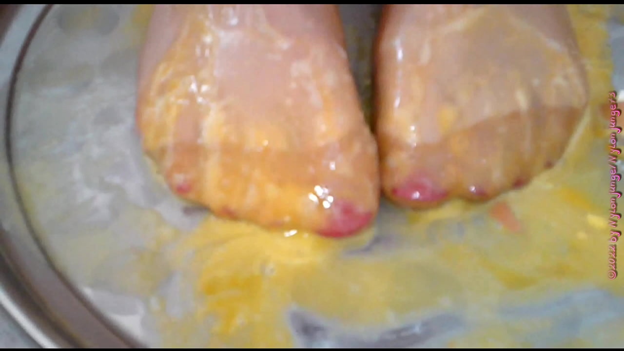 F&uuml;&szlig;e in Nylon - spielen mit Rohen Eiern die zu R&uuml;hrei zermatscht werden um dann mit gefiltertem Urin durch die Strumpfhose verfeinert werden.