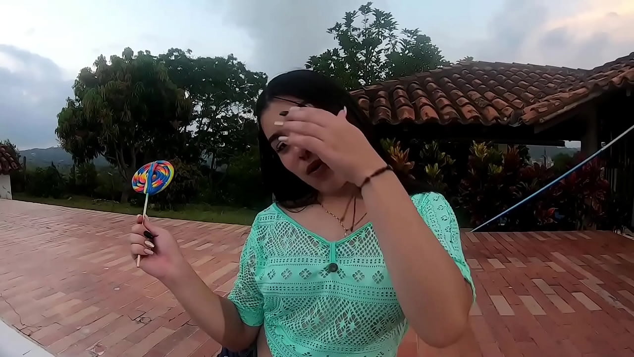 Puta colombiana se hace la santa pero es muy cachonda