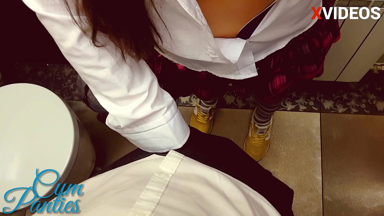 Учитель кончил мне в трусики в школьном туалете
