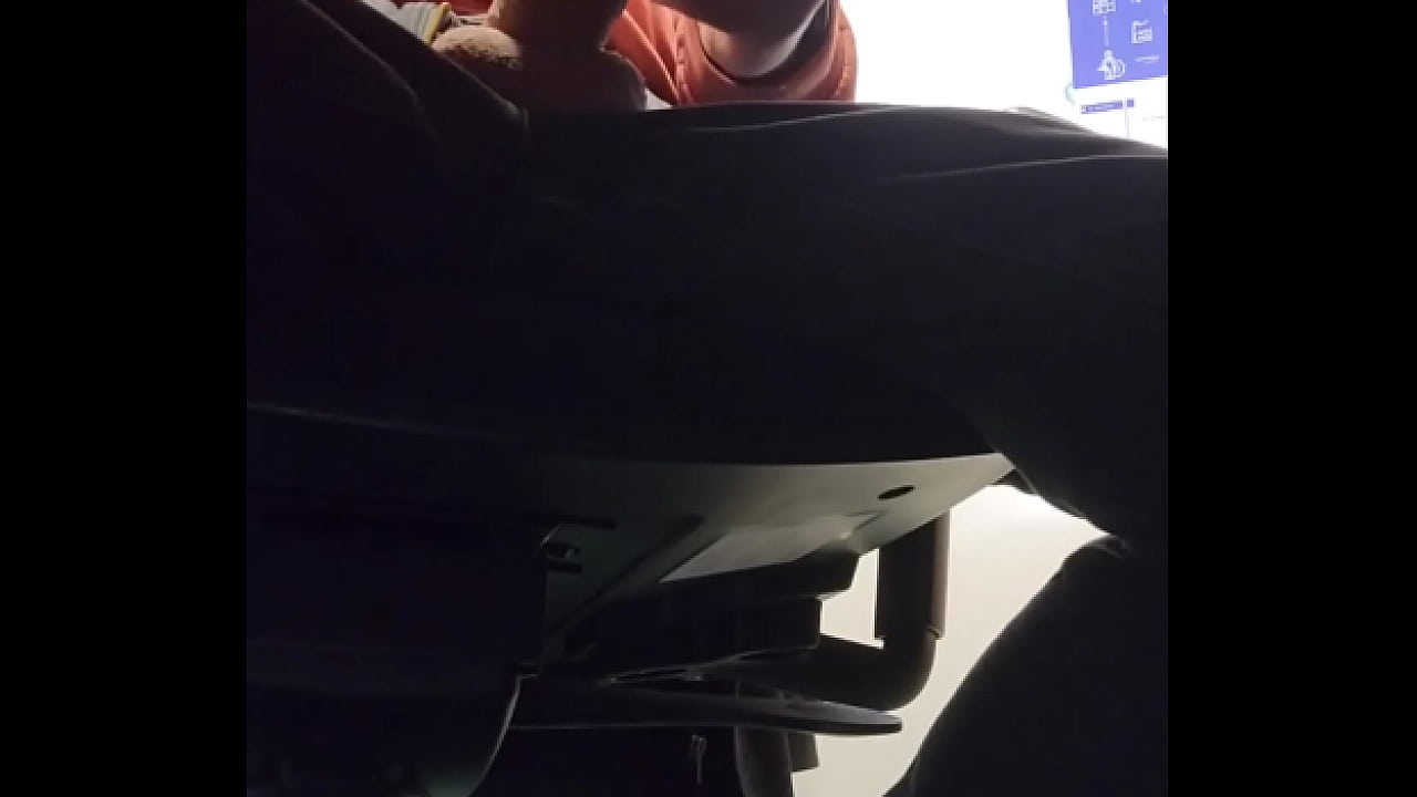 Je me branle pendant une r&eacute;union en visio