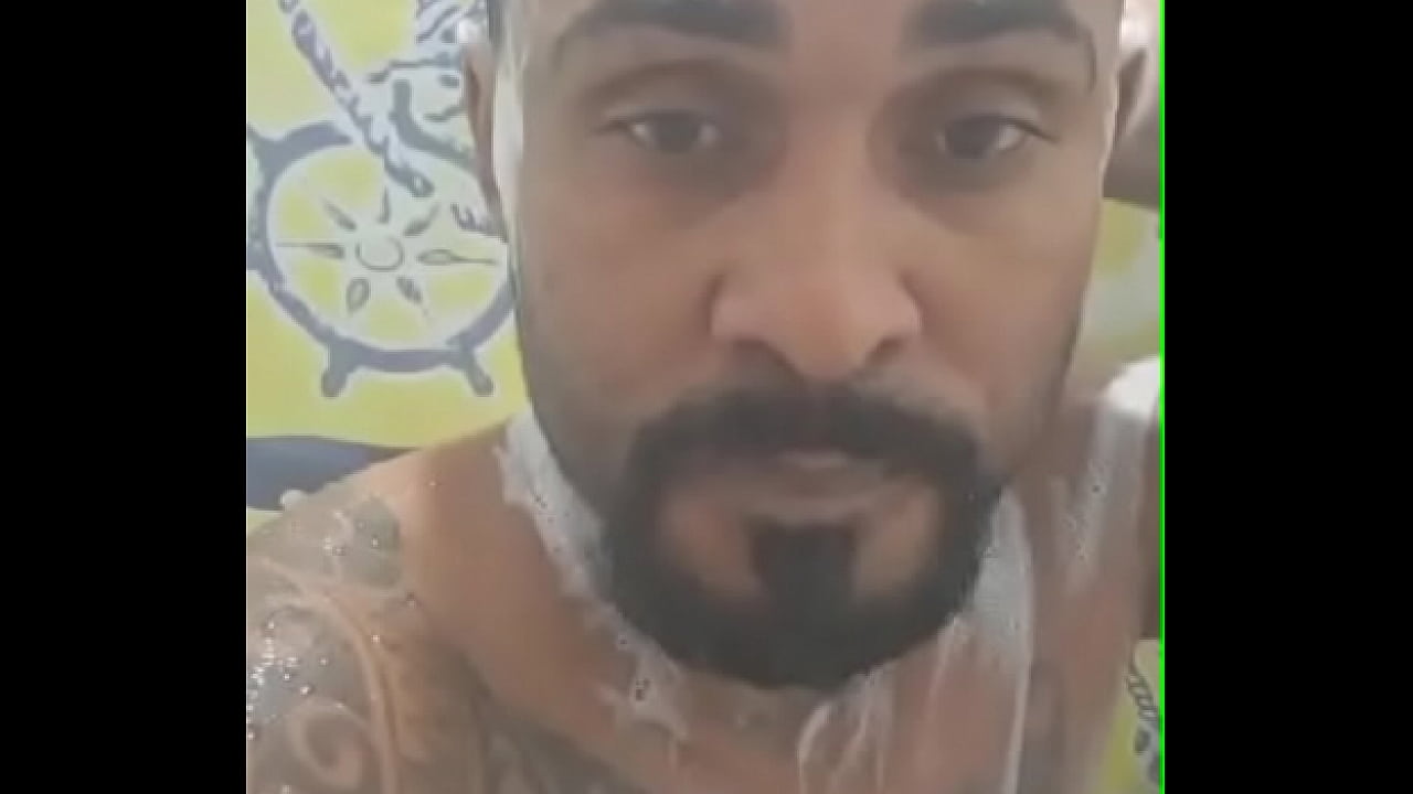 Moreno tatuado tomando banho bem gostoso