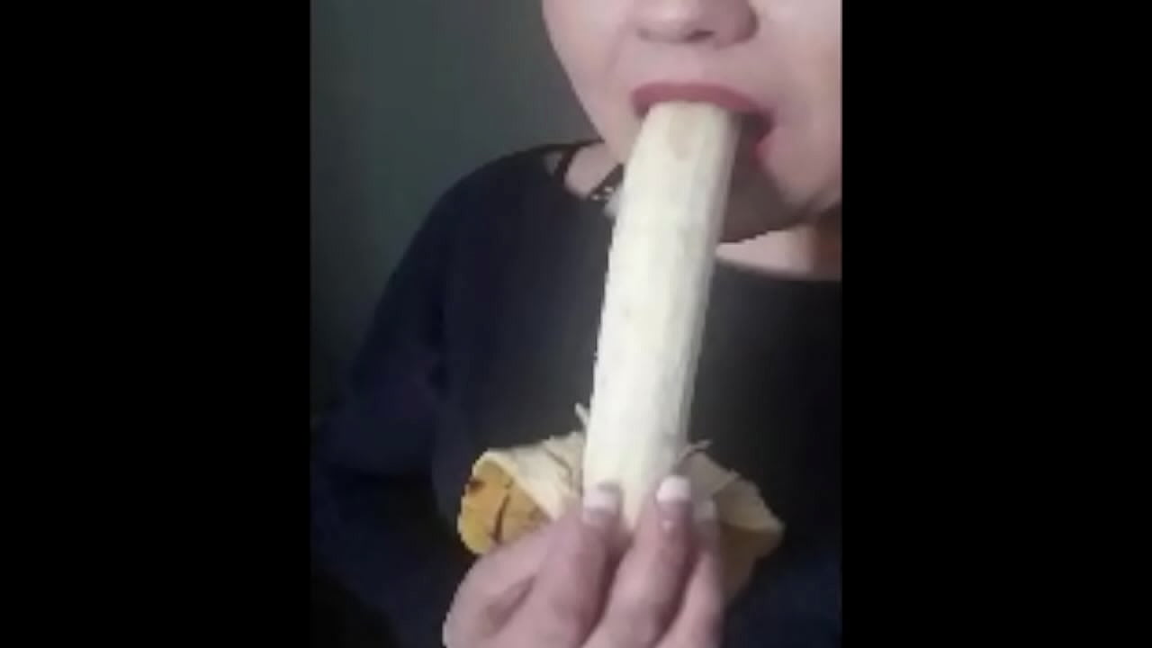 Taylorcummings deepthroating banana and stuff