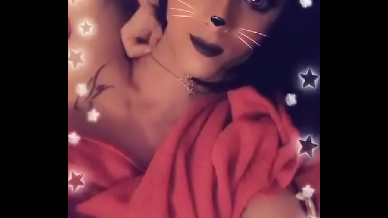 Diana Fox manda beijo a admiradores