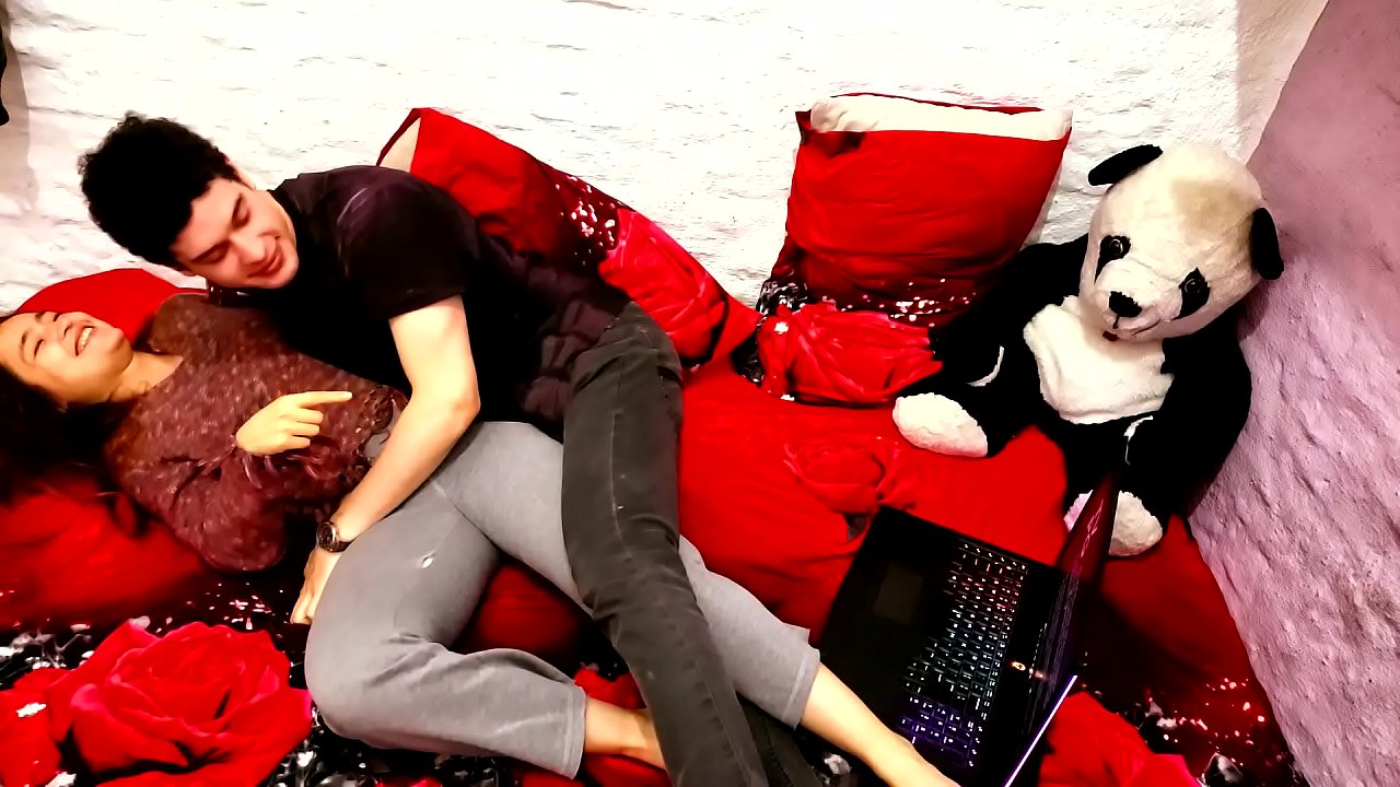 Me follo a mi compa&ntilde;era de clases mientras miramos netflix