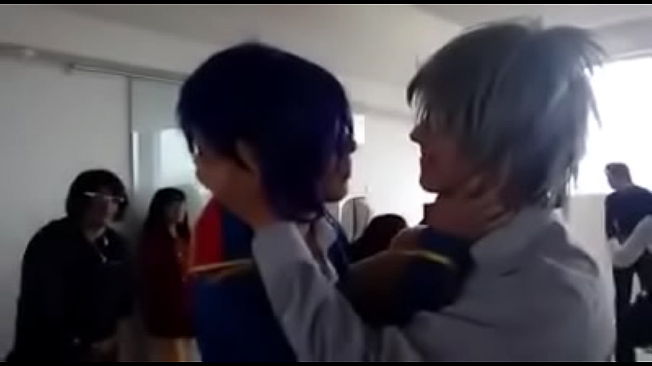 Otaku pasivo se emociona al saber que hoy le rompen el culo