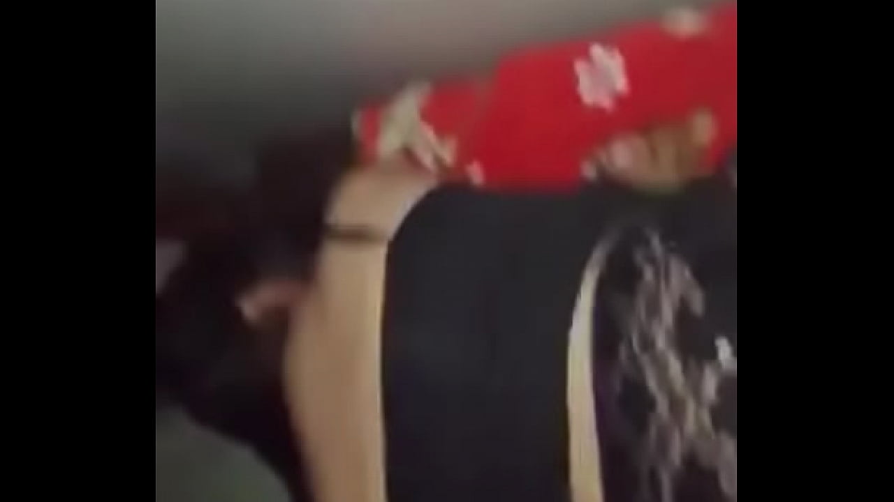 Se agarra de la cama