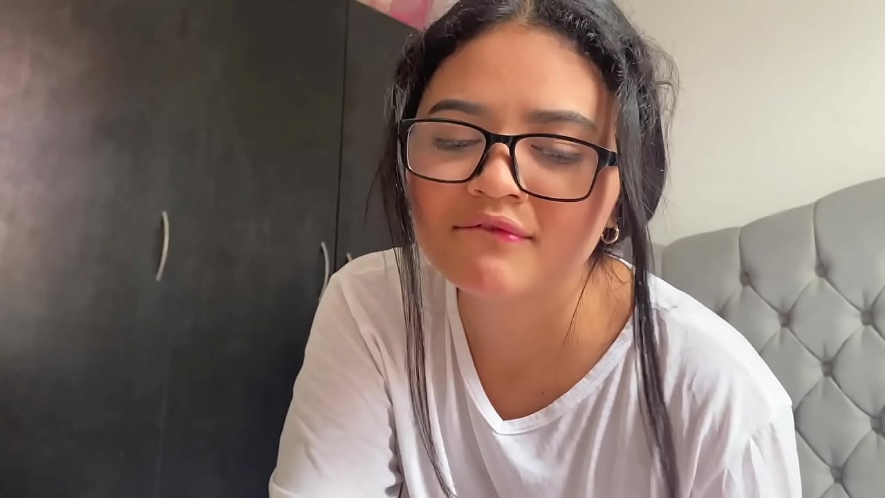 Hermanastra es adicta al semen y le pide a su hermanastro que se corra en su rostro