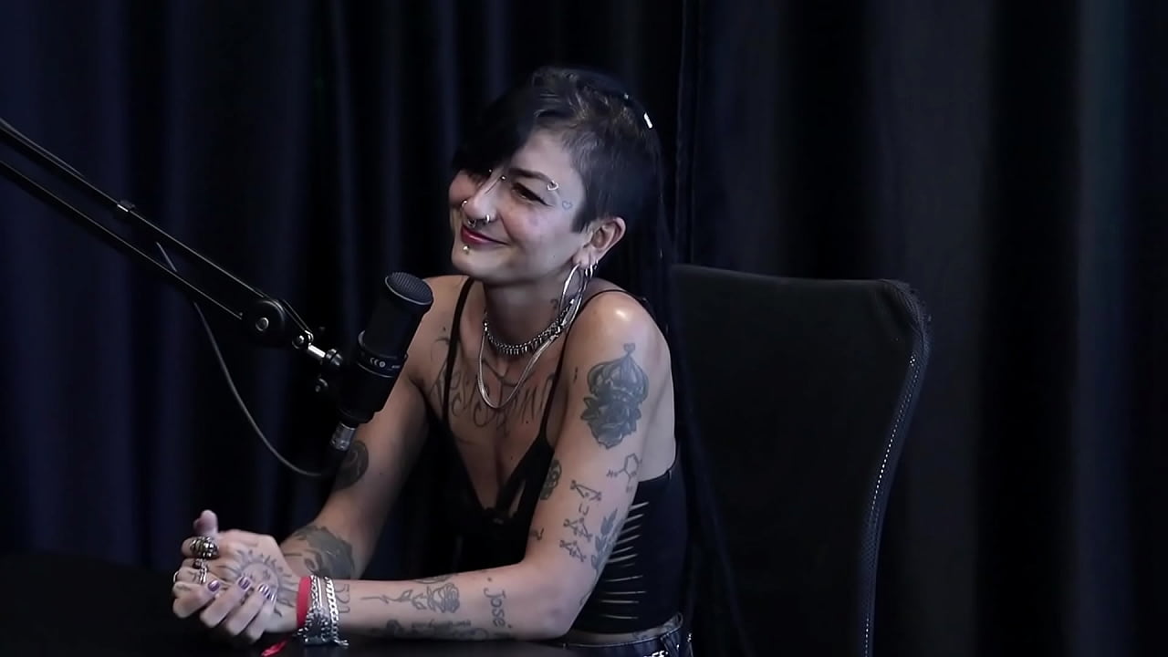 Prefere dominar, tem vontade de um gang bang com oito, gosta de pau grande, e o v&iacute;deo que fez com o M&aacute;rio... - Caroleta Roots (WATCH ON: SHEER/RED)