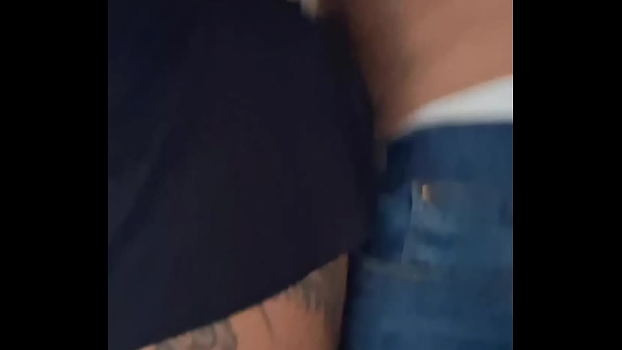 Peguei a minha esposa Ellie na frente da casa da minha prima que estava demorando muito para abrir a porta