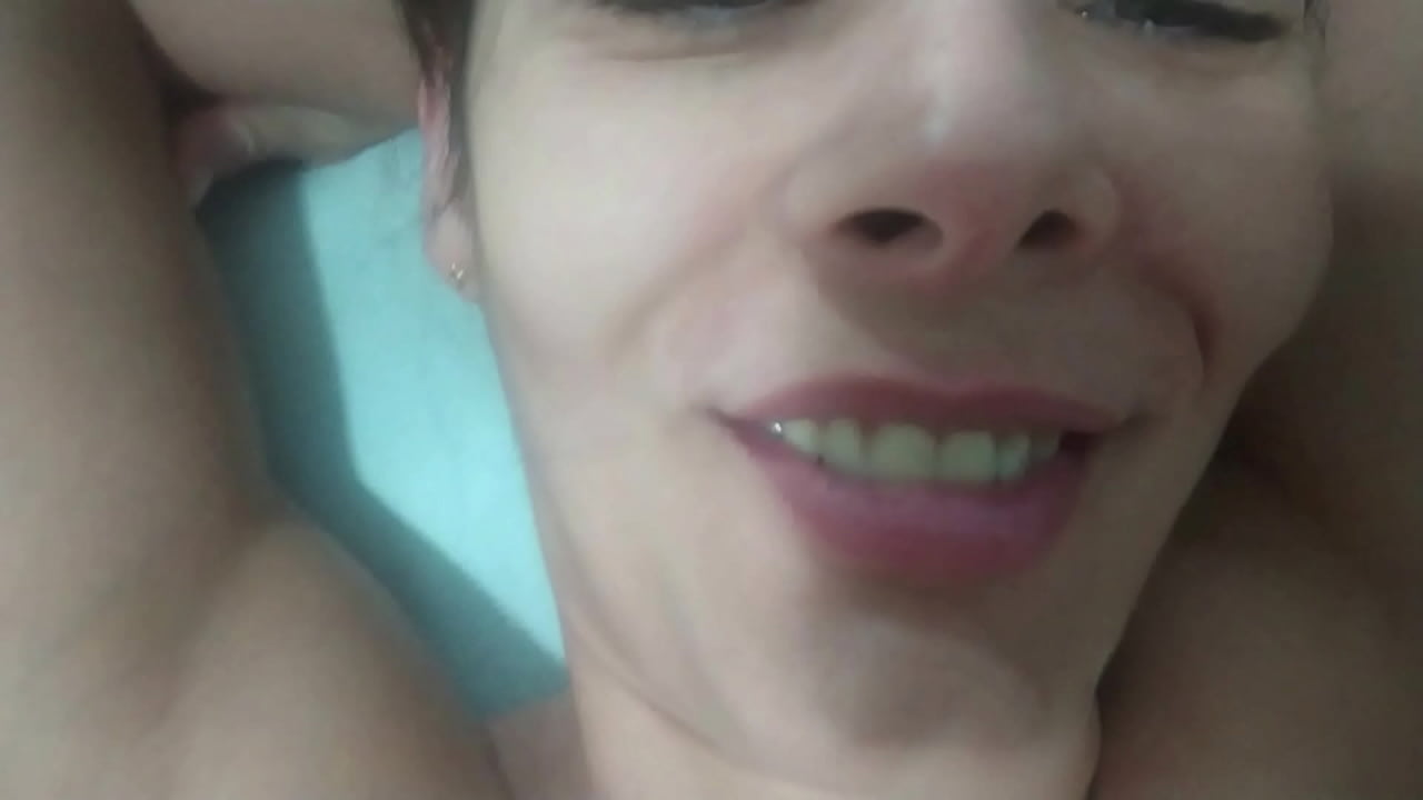 Coroa tirando a virgindade do novinho e fica gemendo de prazer vendo ele encher sua buceta de porra