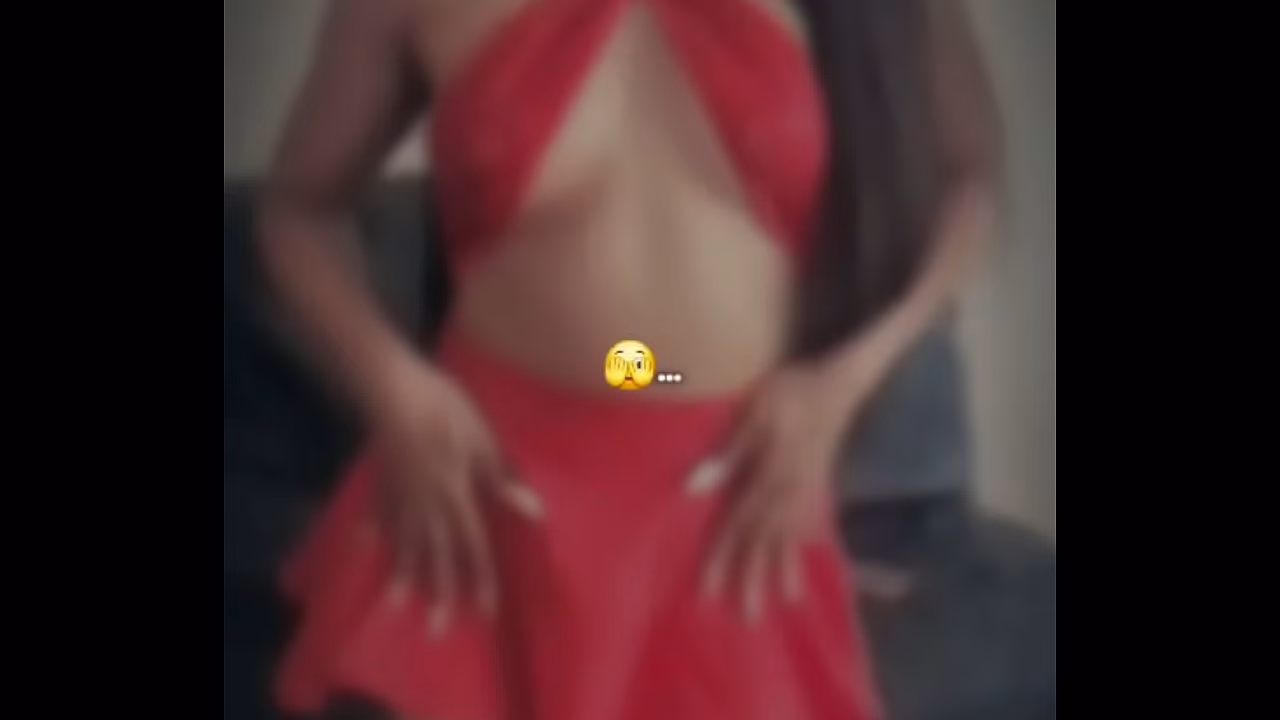 Le gusta mover el culo! Mira C&oacute;mo Esta Mexicana Cachonda de 19 A&ntilde;os Mueve su Culo con un Sexy Vestido Rojo y Falda