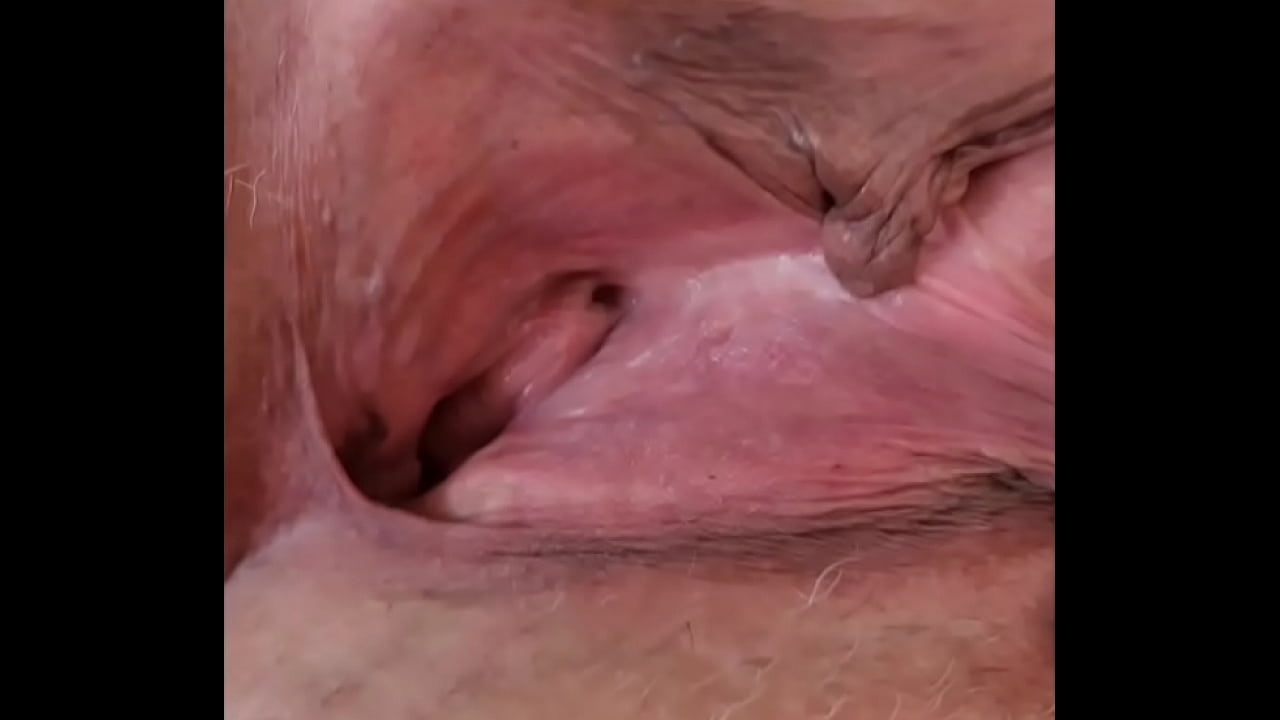 She stretch her old fat pussy as wide as she can.