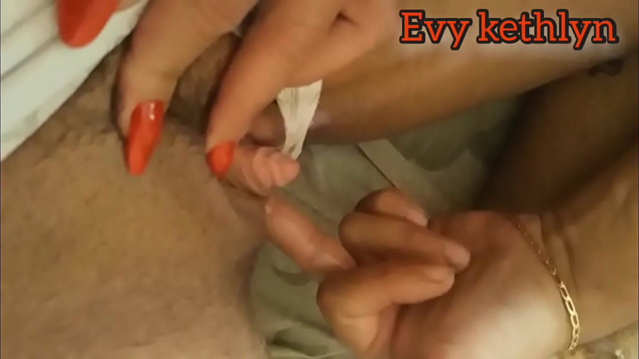 Estava no sof&aacute; e papai pediu para analisar minha xoxota pq estava com infec&ccedil;&atilde;o de urina.