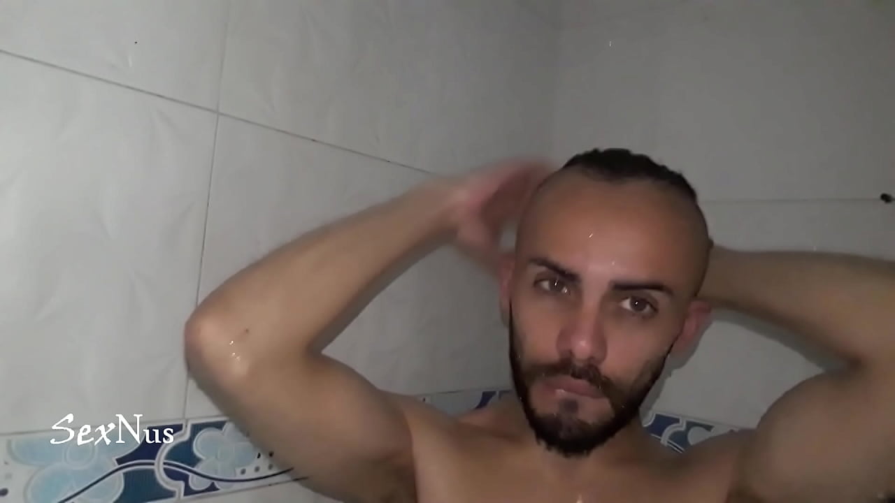 Ba&ntilde;&aacute;ndome mi hermoso cabello