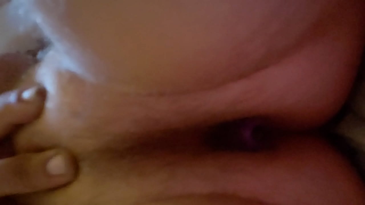 First time amateur masterbates while inserting anal toys