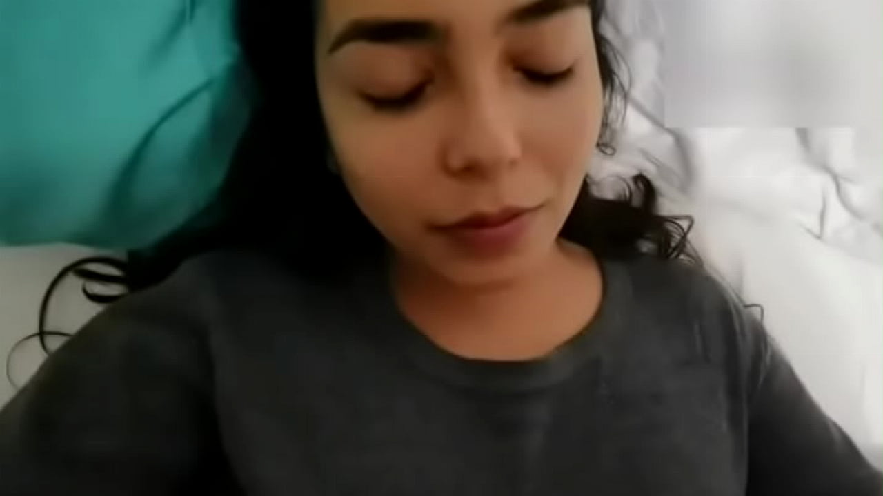 Он бросает сперму мне на язык - она капает с молоком