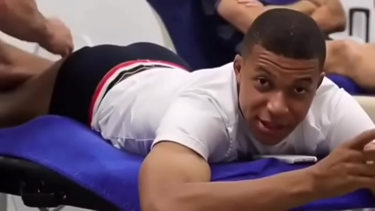 Mbapp&eacute; recebendo massagem