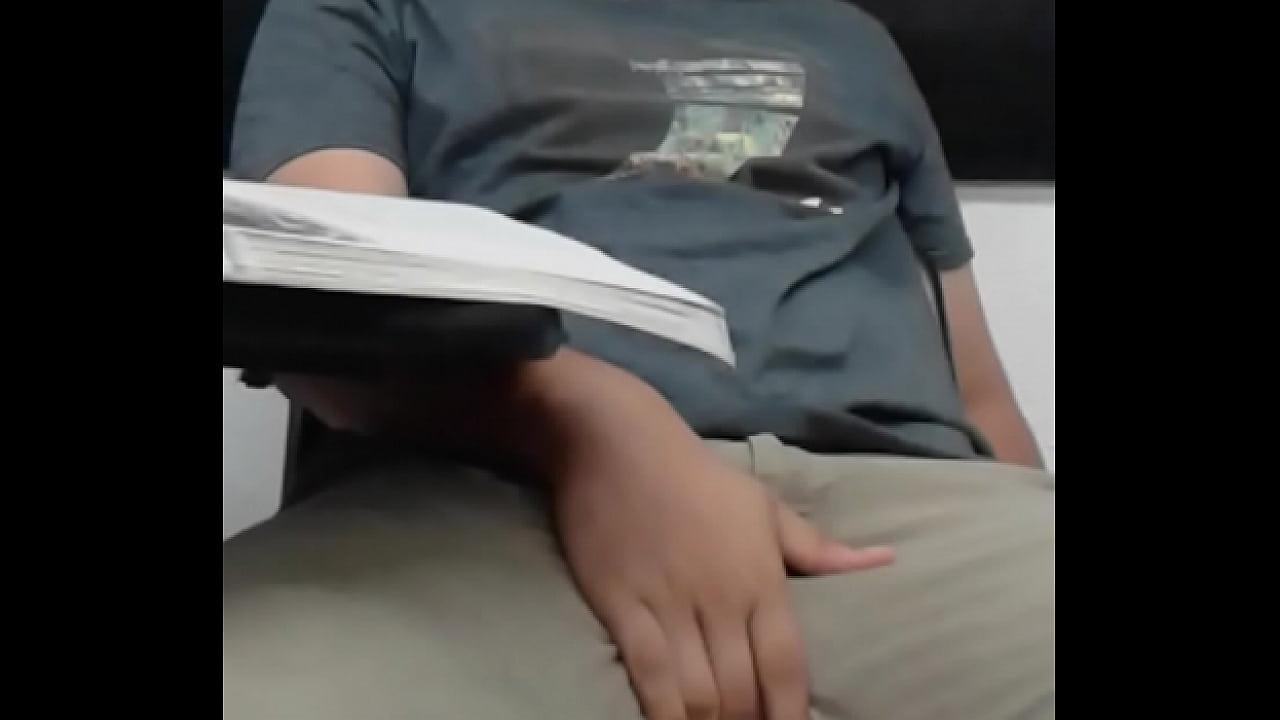 Colegiala cachonda se dedea en el Instituto.