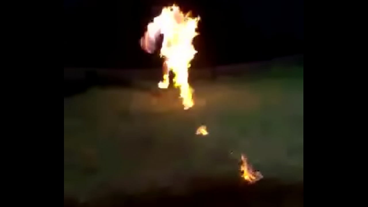 Cara pegando fogo cheio de prazer