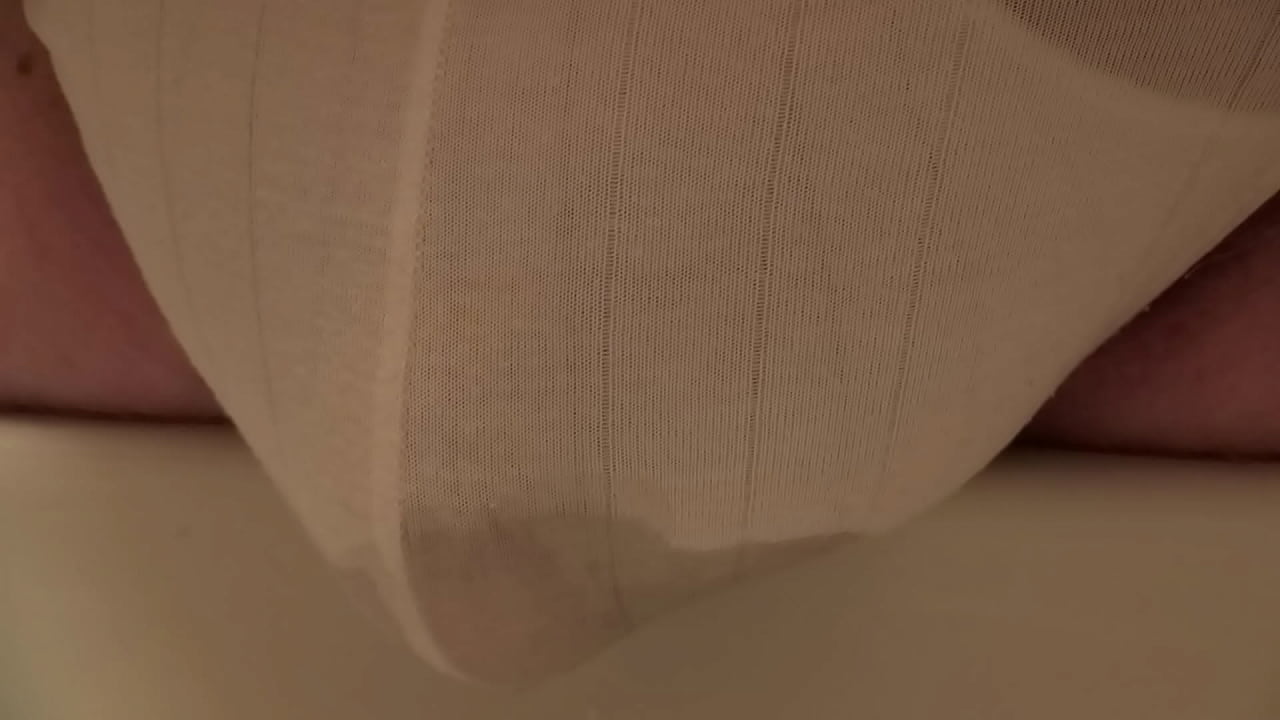 tisser i hvit underbukse over vasken p&aring; badet