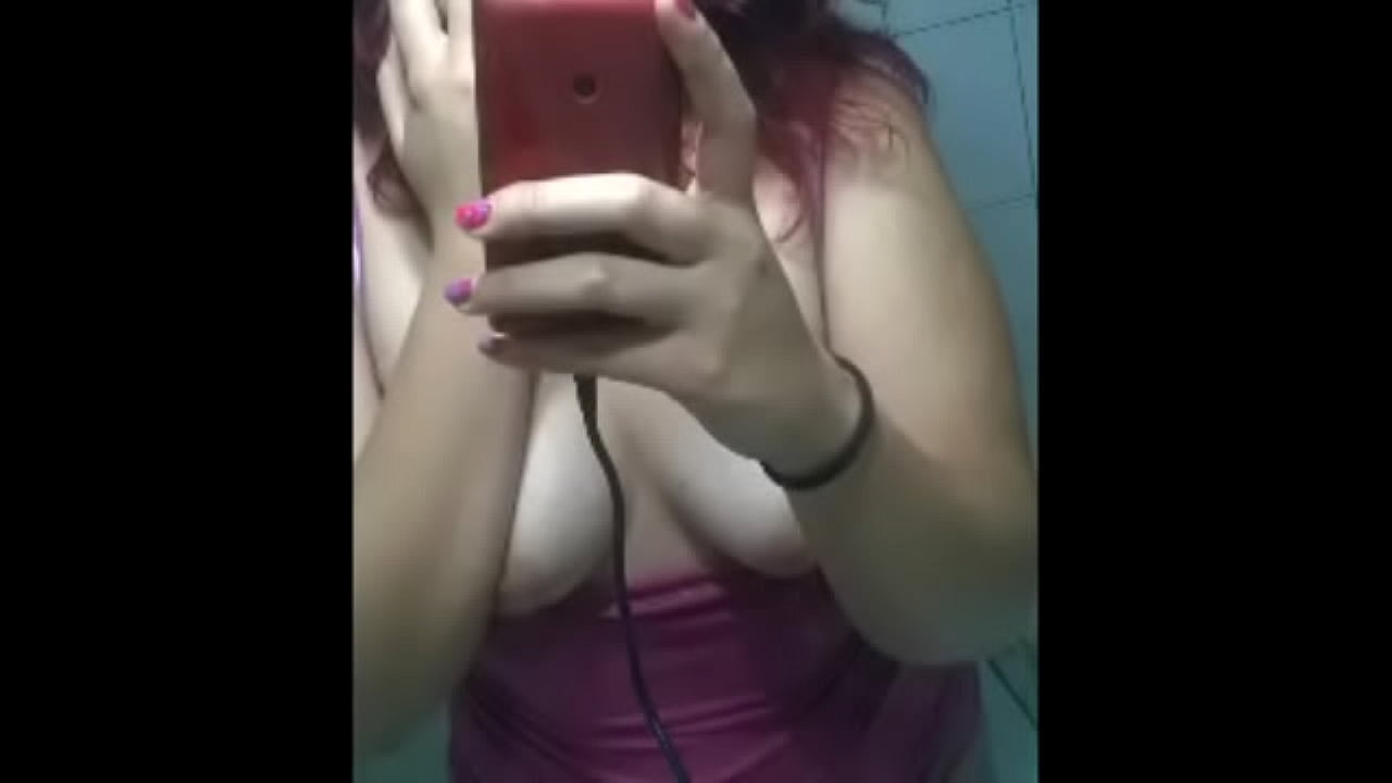 Chava toc&aacute;ndose para el novio