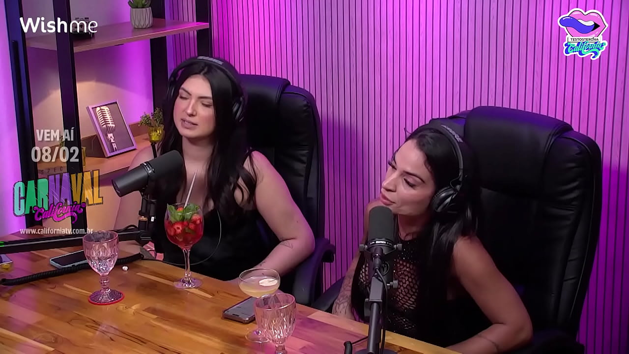 Ela chupou a bucetinha da amiga no est&uacute;dio